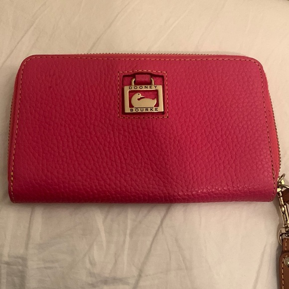 🎉FLASH🎉Today Only - Like New Dooney and Bourke Strawberry Wallet (#13) - Picture 3 of 8